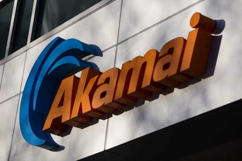 A compact cliff-edge platform supports a huge cloud, symbolizing Akamai’s reported advantage in the Anthropic deal.