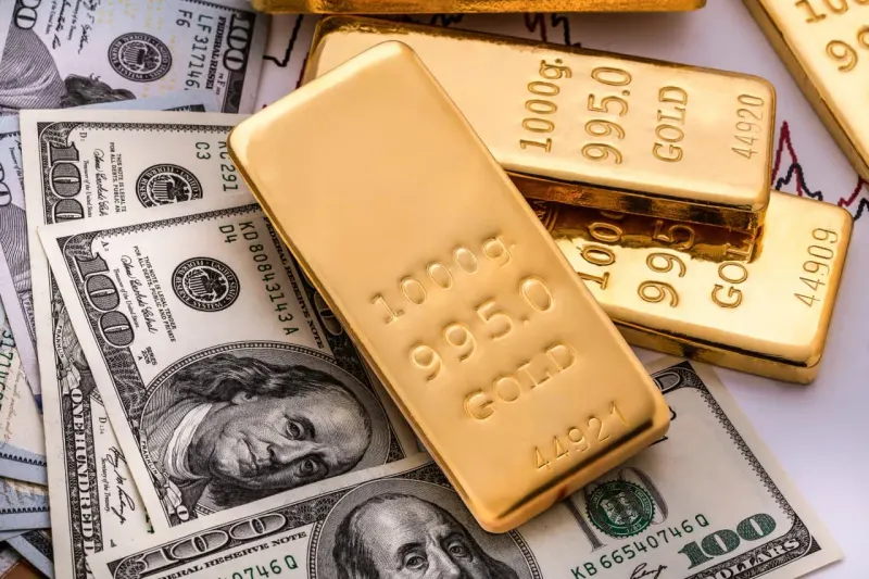 A gold bar rises as a green currency weight sinks, symbolizing gold’s inverse relationship with the dollar.