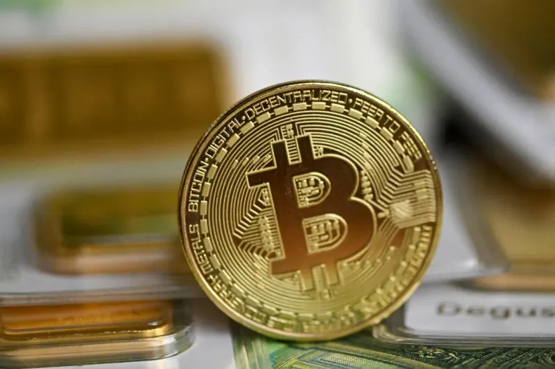 A golden coin balances atop a rising wave while a hidden reef signals risk beneath bitcoin's rebound.