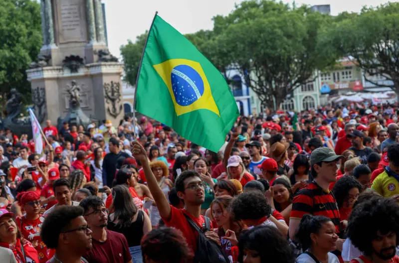 A green-and-gold market arrow escapes a crowded circuit maze, symbolizing Brazil’s appeal beyond U.S. tech.