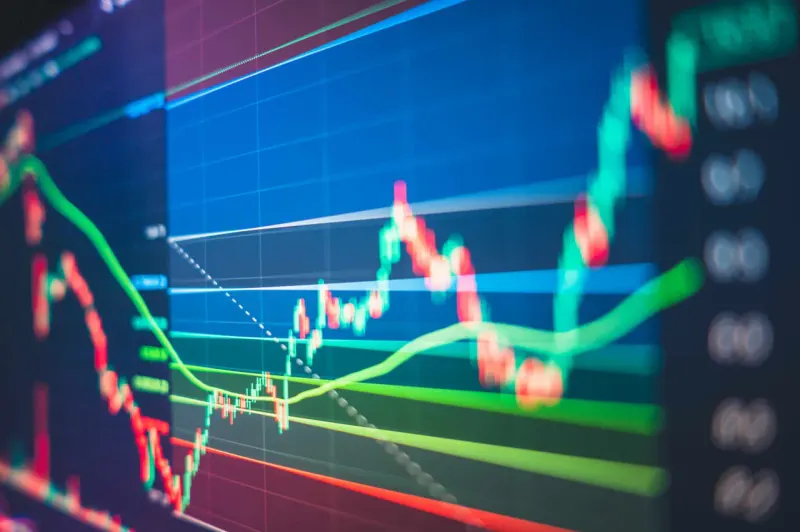 A market compass is pulled between an interest-rate weight and a bouncing chip, symbolizing the week's two trades.