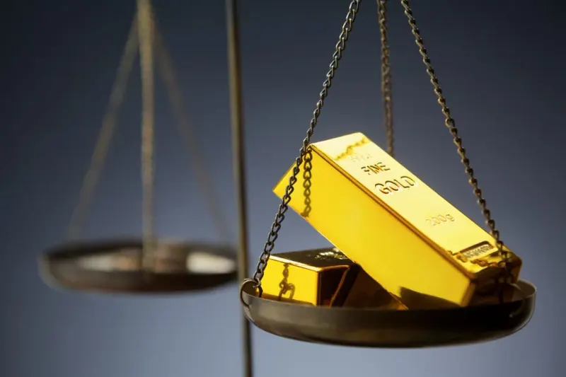 A gold bar balances against a cracked central-bank column, symbolizing concern about Federal Reserve credibility.