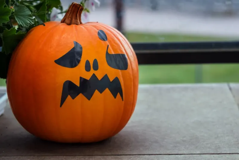 A cracked pumpkin clock lags behind a rising arrow, symbolizing a seasonal strategy missing a stock rally.