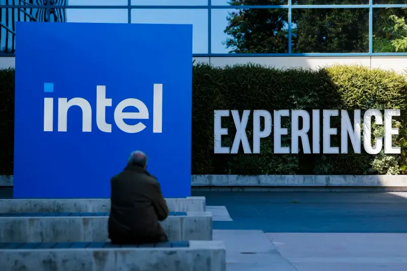 A cracked silicon wafer faces a larger gear-backed wafer, symbolizing Intel’s response to the possible TSMC venture.