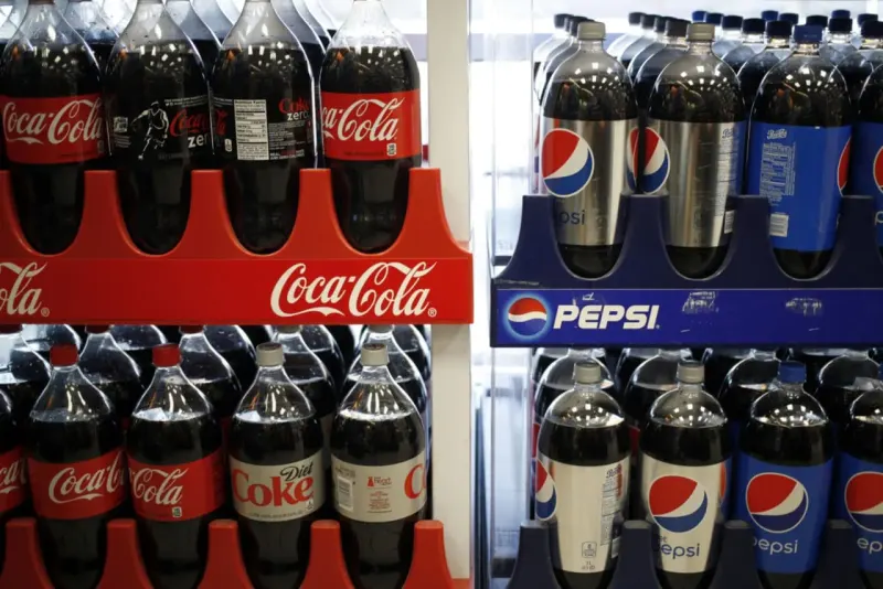 A red chess queen advances as a blue king retreats, symbolizing Coke gaining ground on Pepsi.