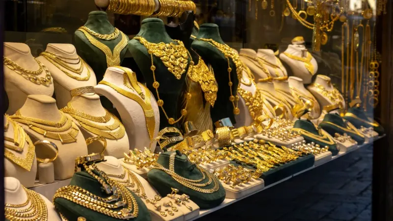 A rising gold-chain thermometer contrasts a tiny charm with heavy links, symbolizing jewelry demand across buyer groups.