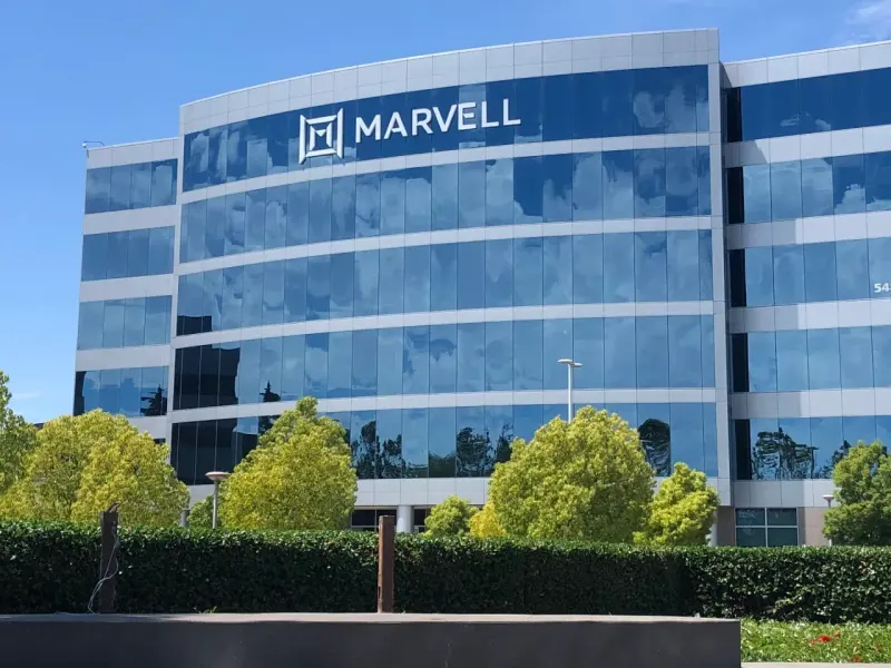 An unfinished circuit bridge bends under a falling arrow, symbolizing disappointment over Marvell's Google partnership.