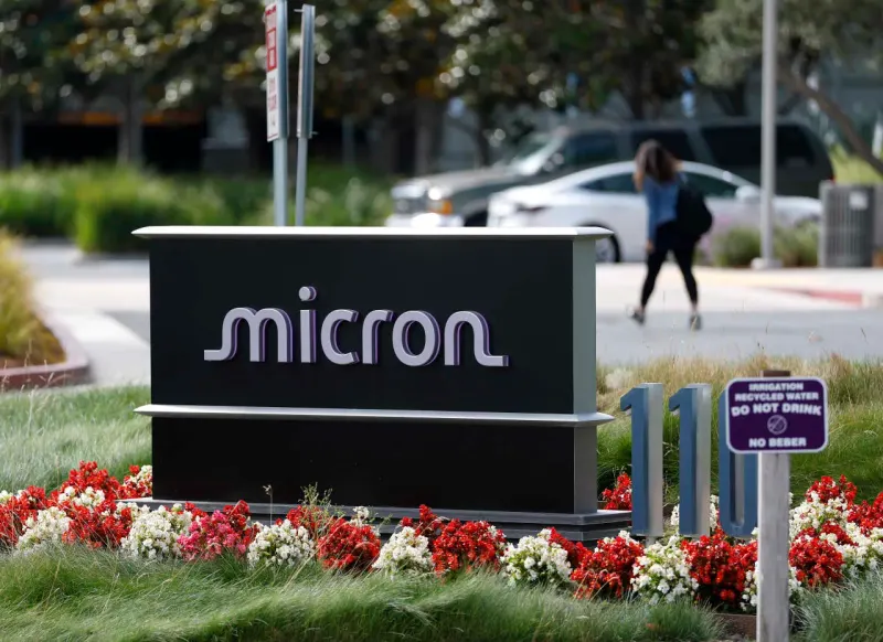 A crown shifts from a graphics chip to a memory chip, symbolizing Micron challenging Nvidia.