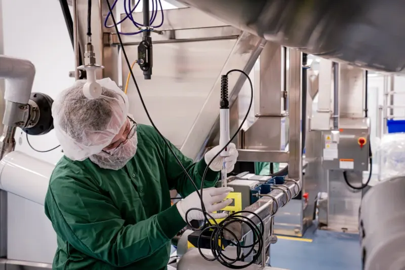 A syringe-shaped market arrow breaks through ice, symbolizing Moderna’s cancer-vaccine rally lifting biopharma.