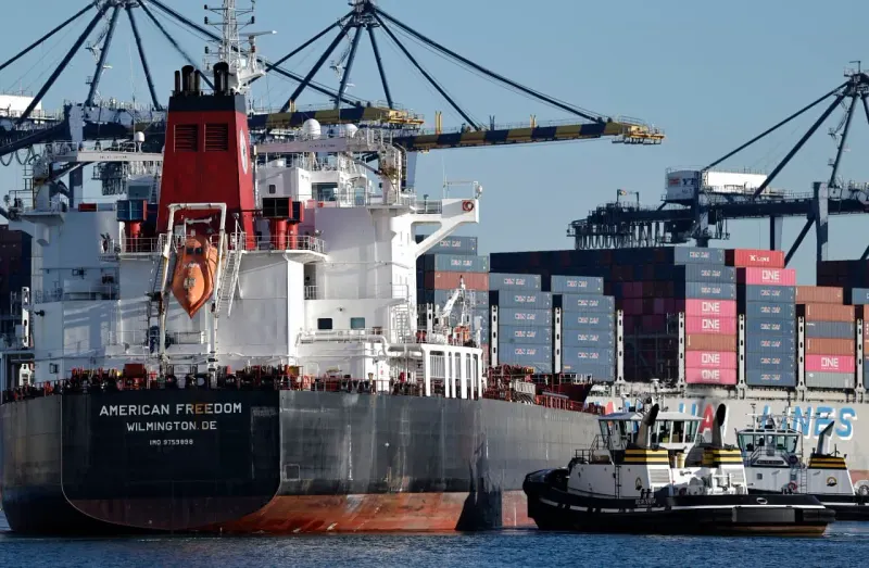 An oil droplet rises above a vise tightening around Iran, linking higher crude prices with economic pressure.