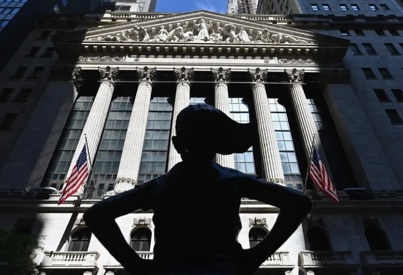 Three columns support a rising staircase toward a high ledge as cracks signal growing S&P 500 pullback risk.