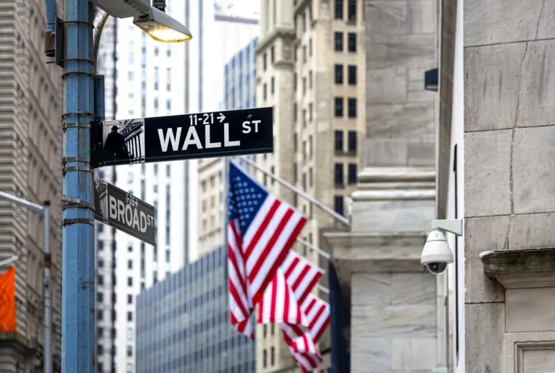 A microchip and flame balloon lifts an interest-rate weight, symbolizing stocks rising despite a Fed hike.