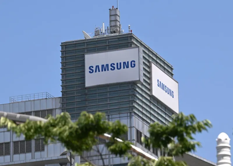 Two silicon fountains spill coins, with the larger stream symbolizing Samsung’s bigger planned shareholder return.