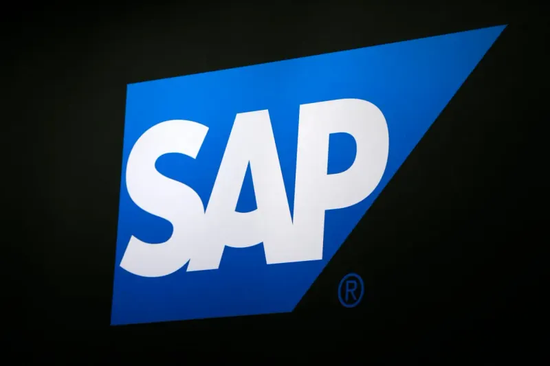 A silicon tortoise trails an AI circuit on a falling red slope, symbolizing SAP’s slow rollout and share decline.