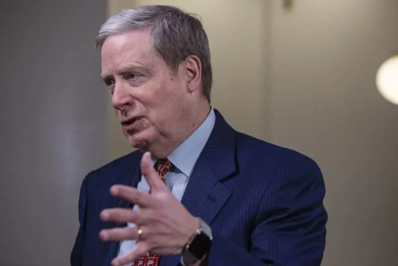 A large chess knight blocks a smaller former ally above bond-paper waves, symbolizing Druckenmiller’s Treasury criticism.