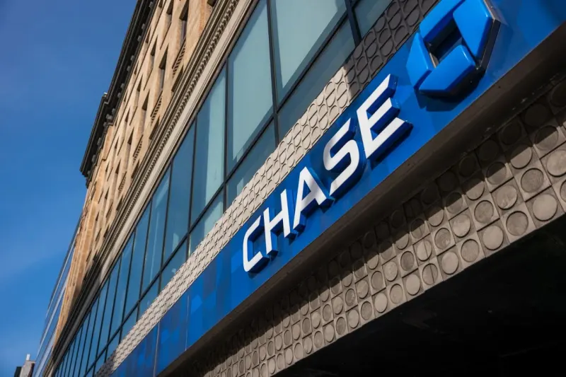 A market platform balances on earnings reports while interest rates and oil prices pull it downward.