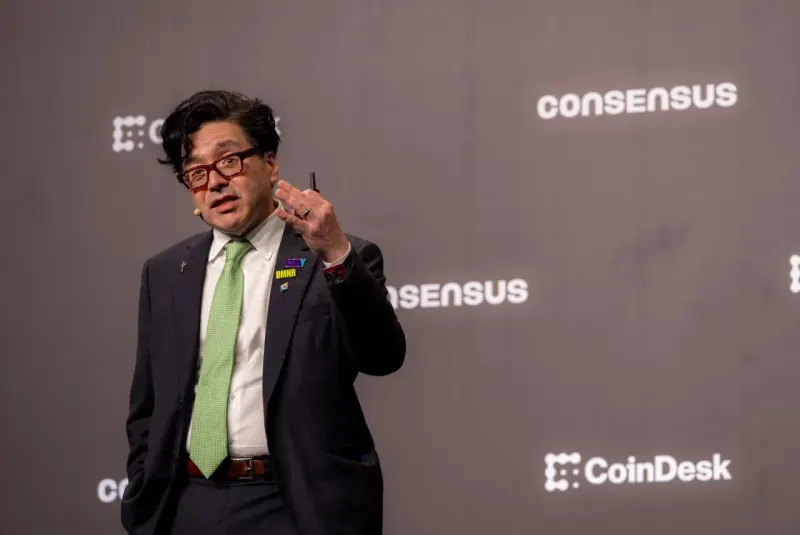 A compressed spring strains beneath an interest-rate dial, symbolizing Tom Lee’s delayed market rally.